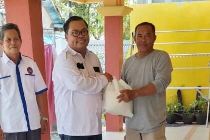 Peringati Hari Buruh Internasional, Sejumlah Serikat Pekerja Bagi Sembako Kepada Masyarakat