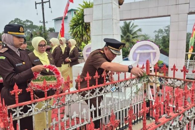 Peringatan Harlah Kejaksaan RI, Kejari Mura Gelar Tabur Bunga di Taman Makam Pahlawan
