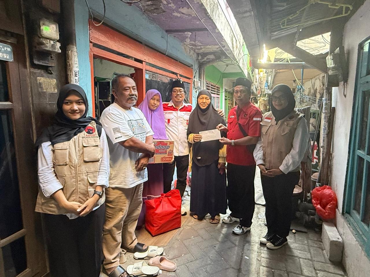 Baguna DPC PDIP Surabaya Salurkan Bantuan ke Korban Kebakaran