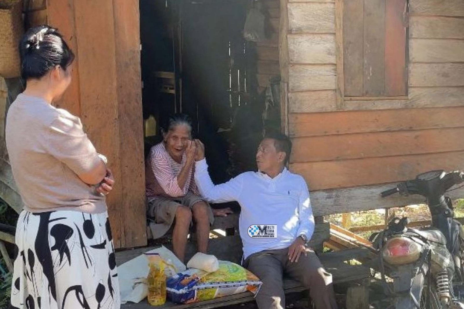 Tindakan Spontan Bupati Heriyus Salurkan Bantuan Sembako