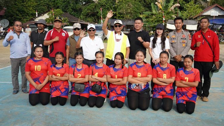 Heriyus Resmi Tutup Turnamen Voli Tanah Siang