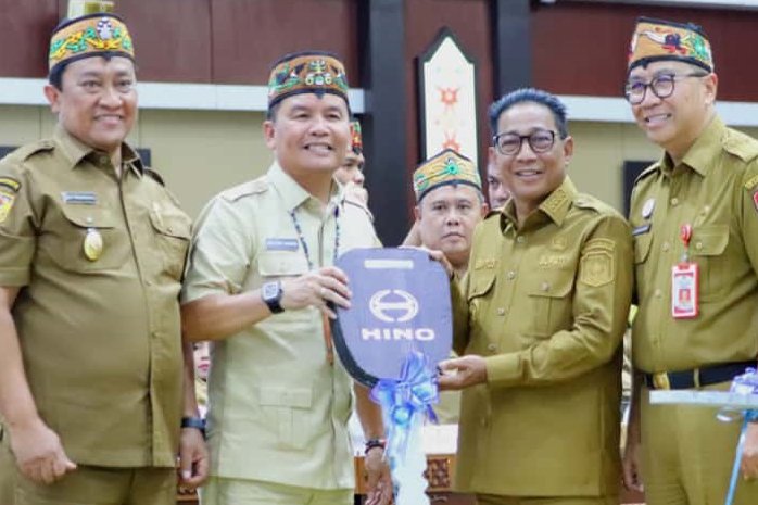 Bupati Mura Terima Hibah Truk Pengangkut Sampah dari Pemprov Kalteng