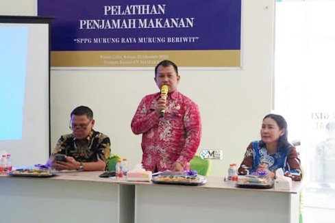 Asisten III Setda Mura Buka Pelatihan Penjamah Makanan Bagi Relawan SPPG
