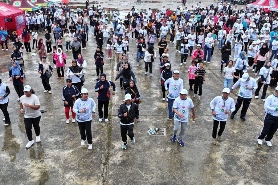 Peringati HKN Ke-61, Bupati dan Wabup Mura Ikuti Senam dan Jalan Sehat dan Cek Kesehatan Gratis