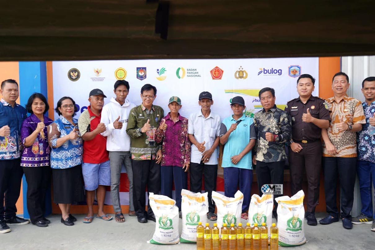 Pemkab Mura Salurkan Beras dan Minyak Goreng Berikan Bansos bagi Masyarakat yang Membutuhkan