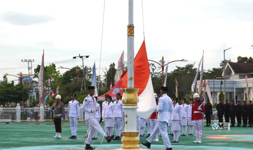 Bupati dan Wakil Bupati Mura Hadiri Upacara Penurunan Bendera Peringatan HUT Ke–80 RI