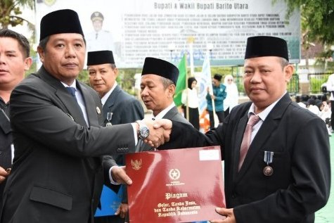 Wakil Bupati Barito Utara Serahkan Satya Lencana Serta Tanda Purna Bakti ASN Pada HAB ke-80 Kemenag