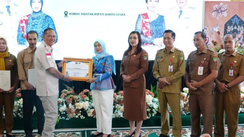Kemenkum RI Serahkan Sertifikat Pencatatan Hak Cipta dan Desain Industri Batik Daerah Kepada Ketua Dekranasda Barut