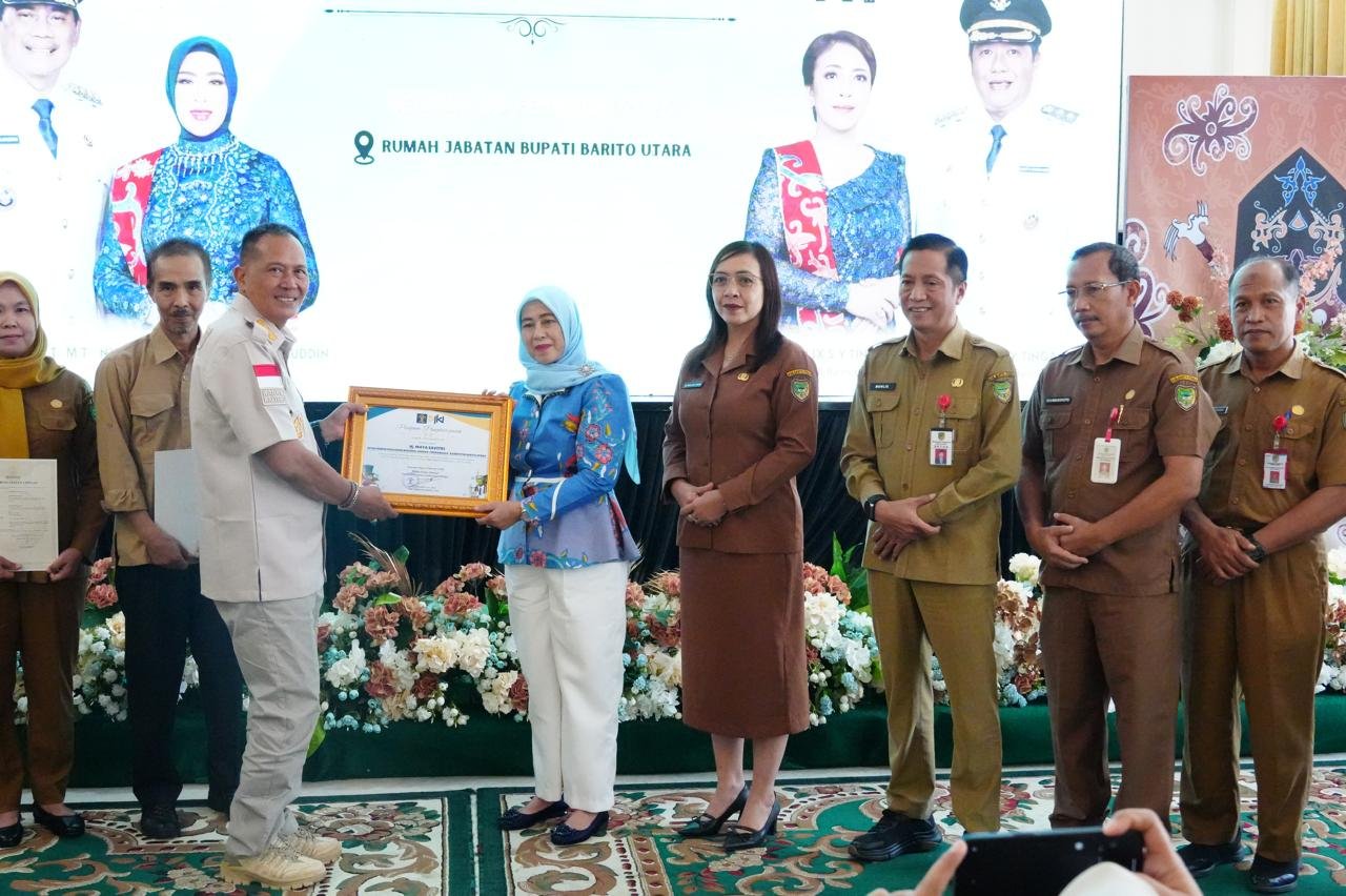Kemenkum RI Serahkan Sertifikat Pencatatan Hak Cipta dan Desain Industri Batik Daerah Kepada Ketua Dekranasda Barut