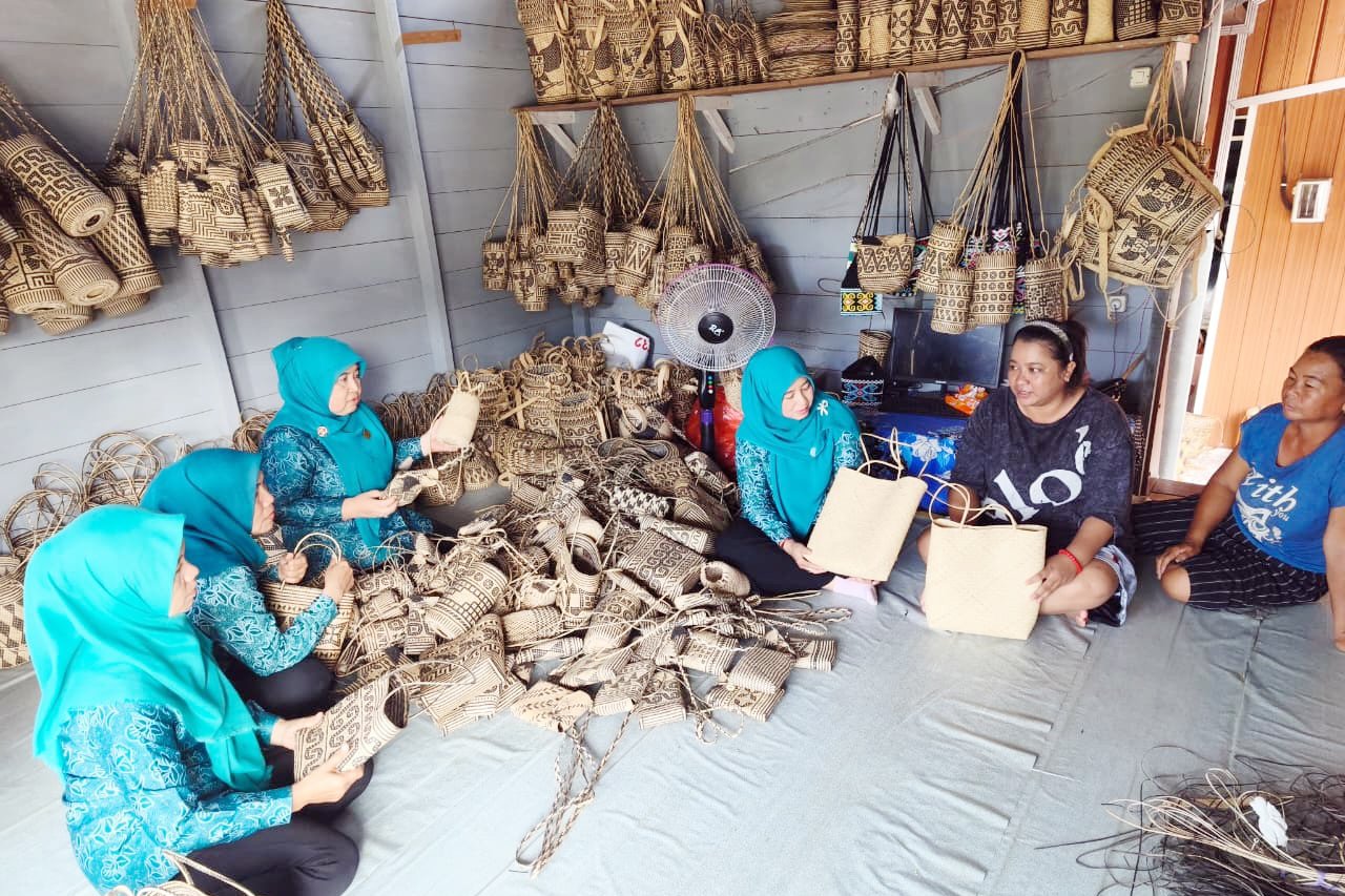 Dukungan Penuh Ketua TP PKK Barut Terhadap Pengembangan Usaha Pengrajin Anyaman Rotan Serta Produk Makanan Lokal