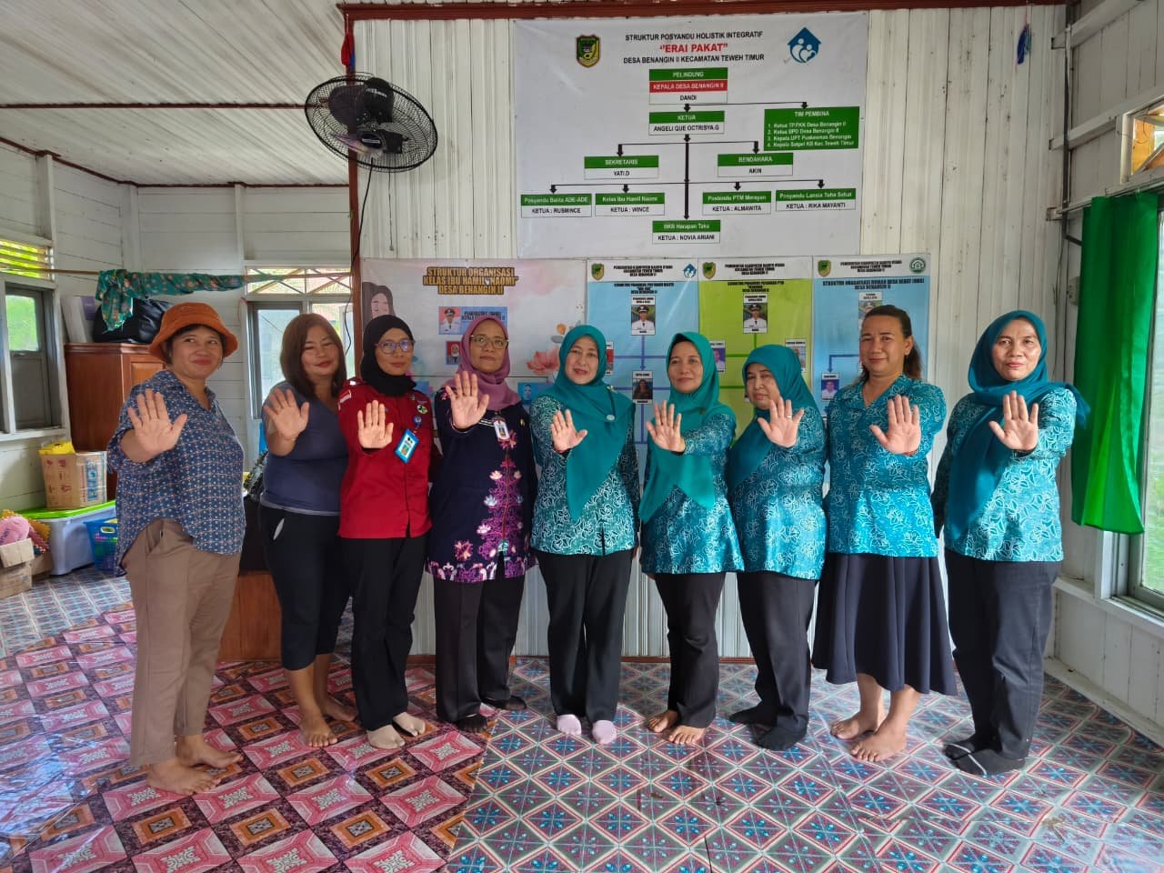 Dukung Pelayanan Kesehatan Ibu dan Anak di Tingkat Desa, Ketua TP PKK Barut Kunjungi Posyandu Balita Ade-Ade Desa Benangin II