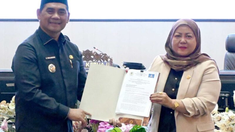 Bupati Barito Utara Hadiri Paripurna Penyampaian Pendapat Akhir Fraksi DPRD