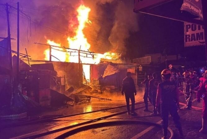 BPBD Barut Lakukan Pemadaman Bersama Unsur Terkait Saat Kebakaran Pemukiman di Merak Simpang Anem