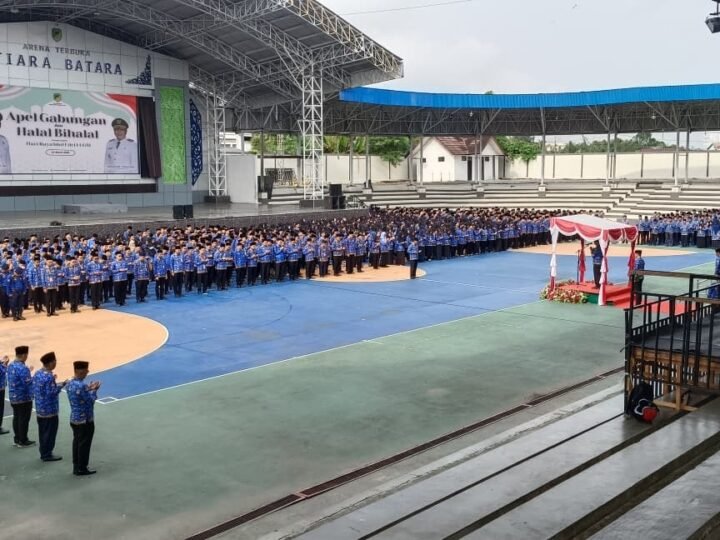 Bupati Barito Utara Ajak ASN Tingkatkan Kualitas Pelayanan Publik saat Pimpin Apel Gabungan Sekaligus Halalbihalal