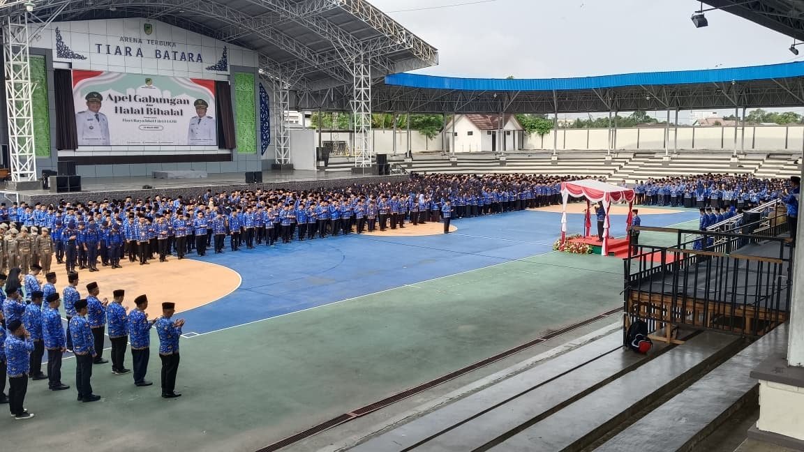 Bupati Barito Utara Ajak ASN Tingkatkan Kualitas Pelayanan Publik saat Pimpin Apel Gabungan Sekaligus Halalbihalal