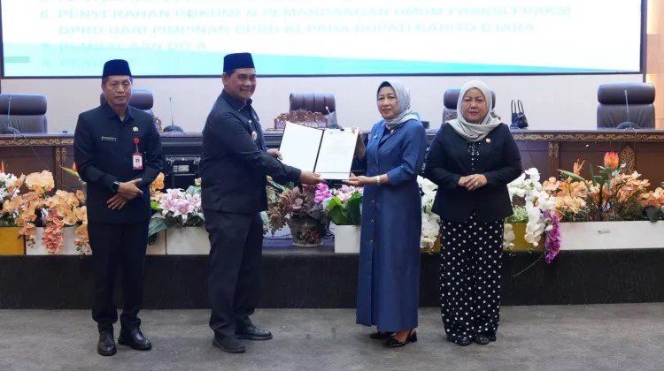 Bupati Barito Utara Hadiri Rapur DPRD Penyampaian Pemandangan Umum Fraksi-fraksi Terhadap Lima Raperda