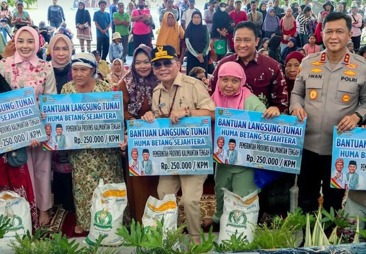 Gubernur Kalteng Serahkan Bantuan Pangan dari Presiden dan Salurkan BLT KHBS