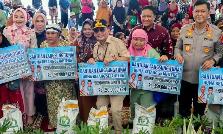 Gubernur Kalteng Serahkan Bantuan Pangan dari Presiden dan Salurkan BLT KHBS