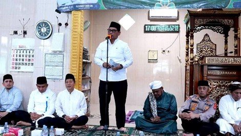 Bupati Barut Salurkan Hibah Rp1 Miliar untuk Masjid Jami Ar-Rahim Sekaligus Umumkan Perbaikan Jembatan di Lahei Barat