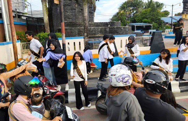 Disdalduk KB P3A Barut Bersama Duta GenRe dan FAD Berbagi Takjil di Bundaran Air Mancur Muara Teweh