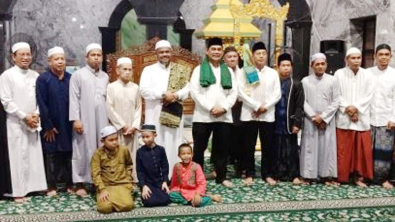 Bupati Barito Utara Laksanakan Sholat Taraweh Berjamaah di Masjid Jami Abdurahim