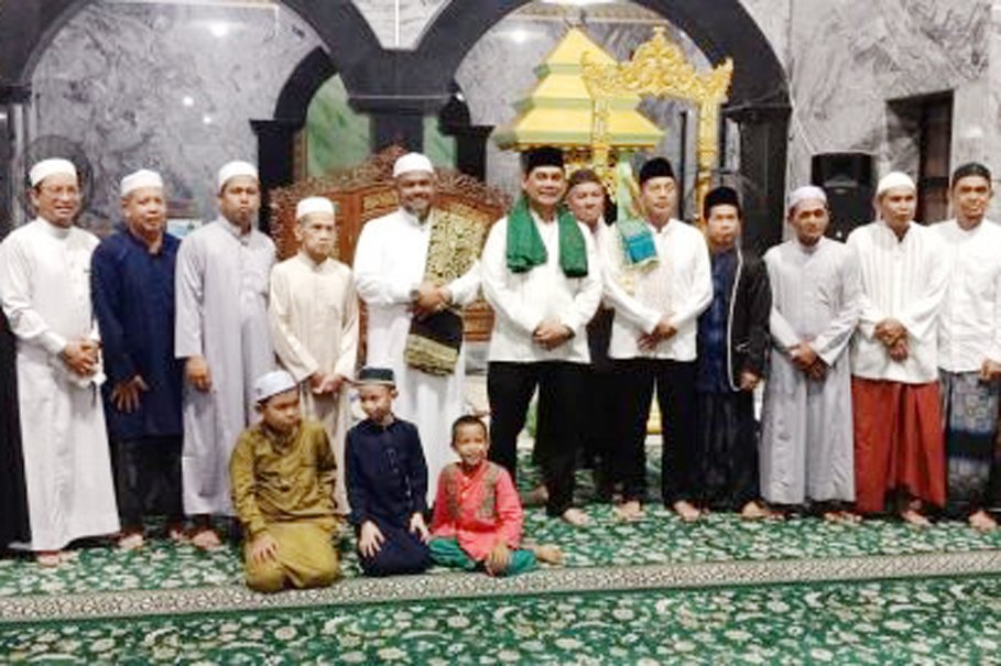 Bupati Barito Utara Laksanakan Sholat Taraweh Berjamaah di Masjid Jami Abdurahim