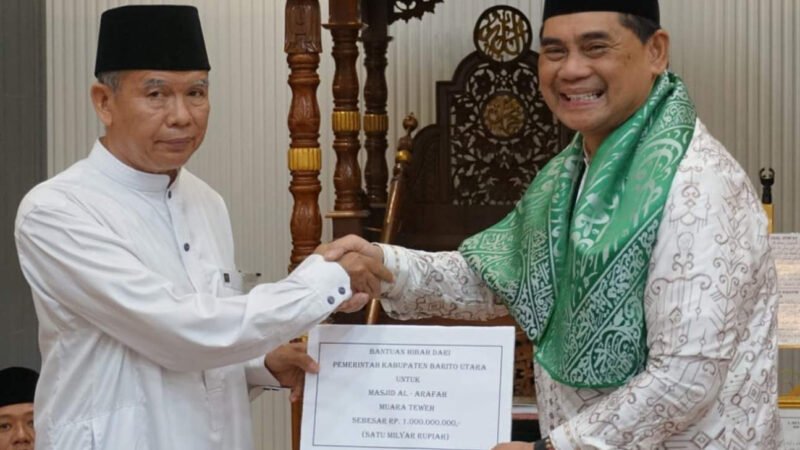 Pemkab Barut Serahkan Hibah Rp 1 Miliar untuk Masjid Al Arafah Saat Safari Ramadhan di Teweh Tengah