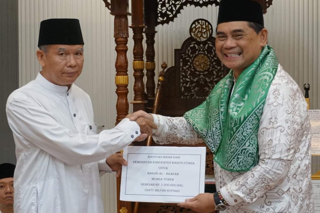 Pemkab Barut Serahkan Hibah Rp 1 Miliar untuk Masjid Al Arafah Saat Safari Ramadhan di Teweh Tengah