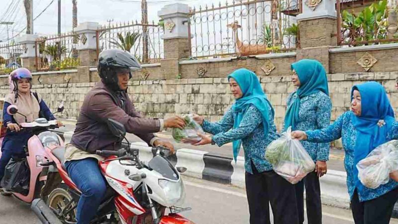 TP PKK Kabupaten Barito Utara Bagikan 200 Paket Sayur-mayur, Telur dan Cabai Pada Kegiatan Jumat Berkah