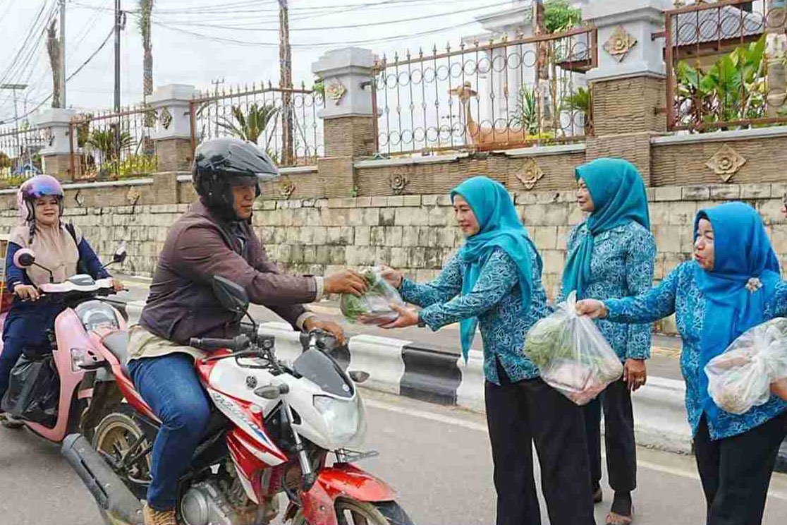 TP PKK Kabupaten Barito Utara Bagikan 200 Paket Sayur-mayur, Telur dan Cabai Pada Kegiatan Jumat Berkah