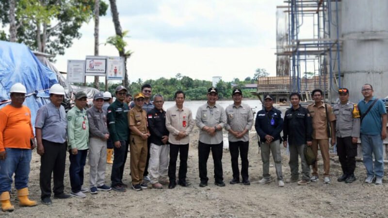 Tinjau Kondisi Infrastruktur, Bupati Instruksikan Dinas PUPR Barut Lakukan Pengawalan Intensif Terhadap Pembangunan Jembatan