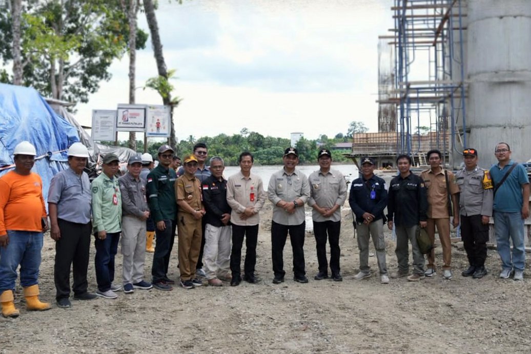 Tinjau Kondisi Infrastruktur, Bupati Instruksikan Dinas PUPR Barut Lakukan Pengawalan Intensif Terhadap Pembangunan Jembatan