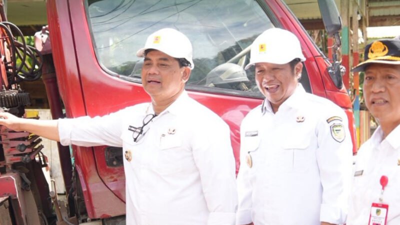 Perangi Kegelapan di Pelosok, Bupati Barut Resmikan Pemancangan Tiang Listrik di Empat Desa