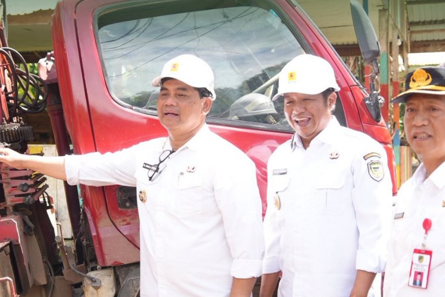 Perangi Kegelapan di Pelosok, Bupati Barut Resmikan Pemancangan Tiang Listrik di Empat Desa