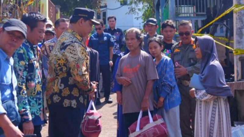 Respon Cepat, Bupati Shalahuddin Turun Langsung Serahkan Bantuan Korban Kebakaran di Lanjas