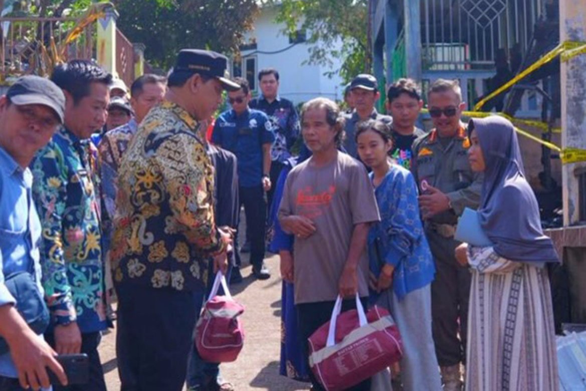 Respon Cepat, Bupati Shalahuddin Turun Langsung Serahkan Bantuan Korban Kebakaran di Lanjas