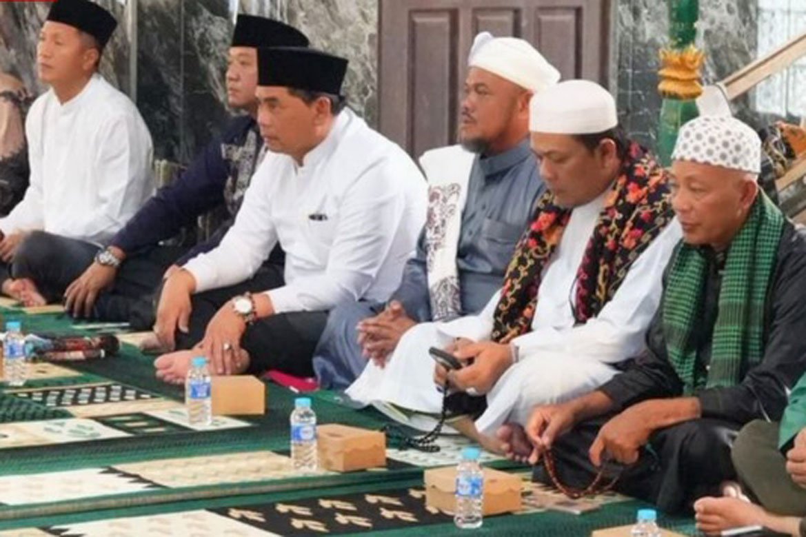 Safari Ramadhan di Masjid Ulul Albab, Bupati Serahkan Hibah Sebesar Rp 1 Miliar