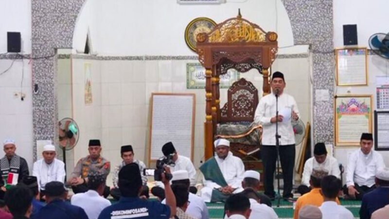 Pererat Silaturahmi pada Safari Ramadhan di Gunung Purei, Bupati Shalahuddin Serahkan Hibah di Masjid Al Mahabbah
