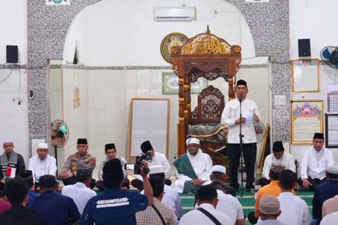 Pererat Silaturahmi pada Safari Ramadhan di Gunung Purei, Bupati Shalahuddin Serahkan Hibah di Masjid Al Mahabbah