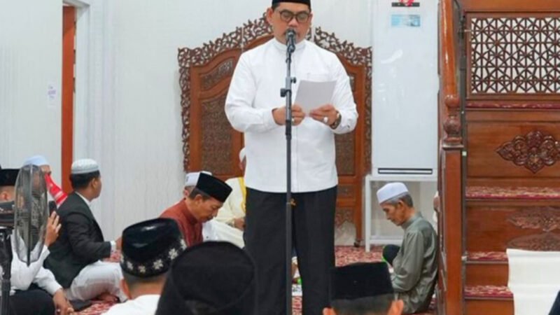 Ikuti Shalat Idul Fitri, Bupati Barut Ajak Jemaah Masjid Shiratal Mustaqim Jaga Konsistensi Pasca Ramadan
