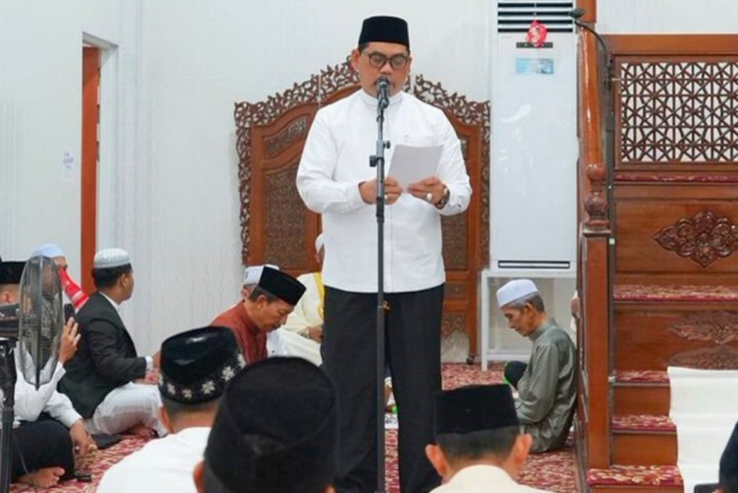 Ikuti Shalat Idul Fitri, Bupati Barut Ajak Jemaah Masjid Shiratal Mustaqim Jaga Konsistensi Pasca Ramadan