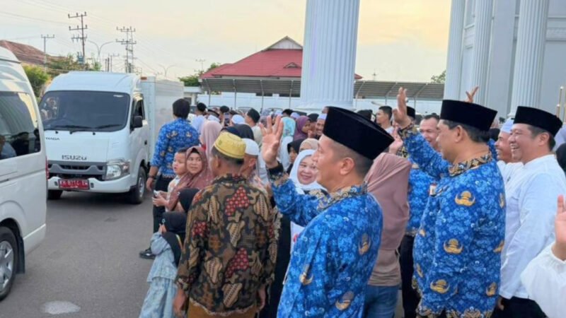 Bupati Shalahuddin Lepas Jamaah Umrah serta Berikan Bonus bagi Juara MTQH ke-XXXIII