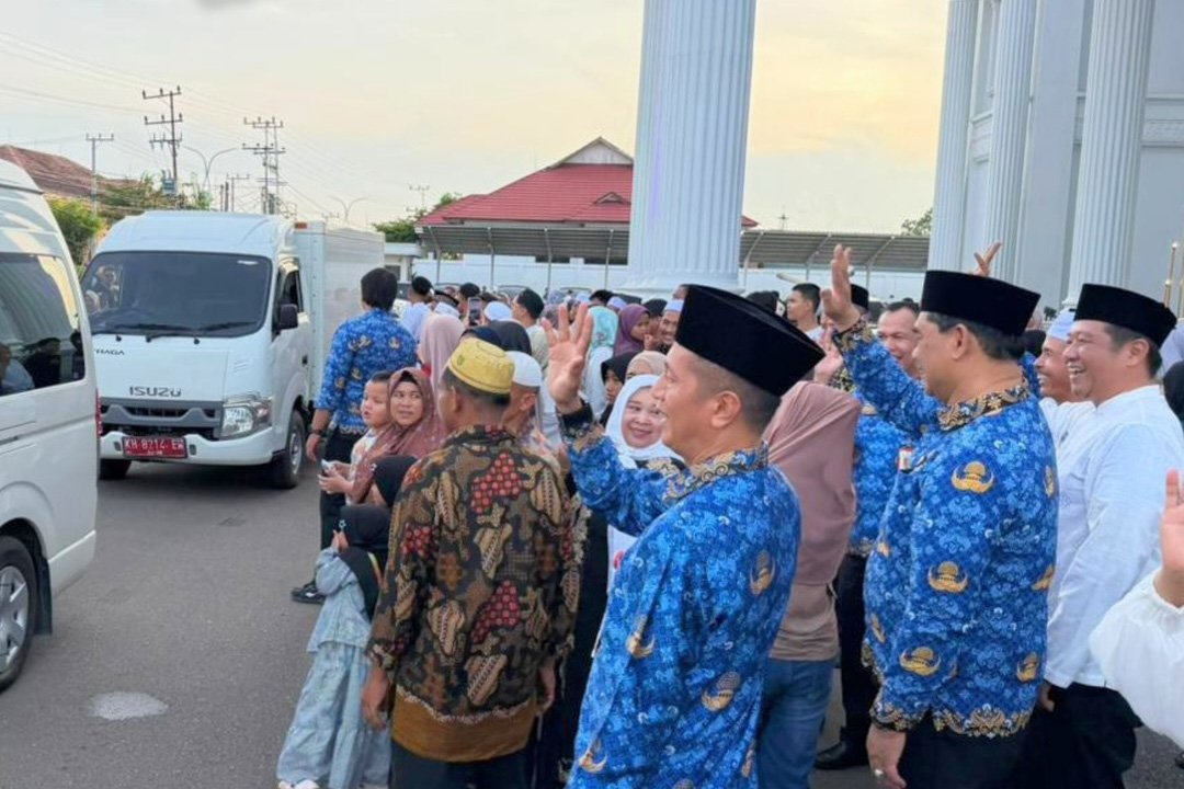 Bupati Shalahuddin Lepas Jamaah Umrah serta Berikan Bonus bagi Juara MTQH ke-XXXIII