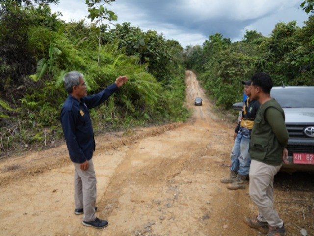 Disiapkan Lebih Layak, Kadis PUPR Turun Langsung Tinjau Jalan Datan–Lampeong