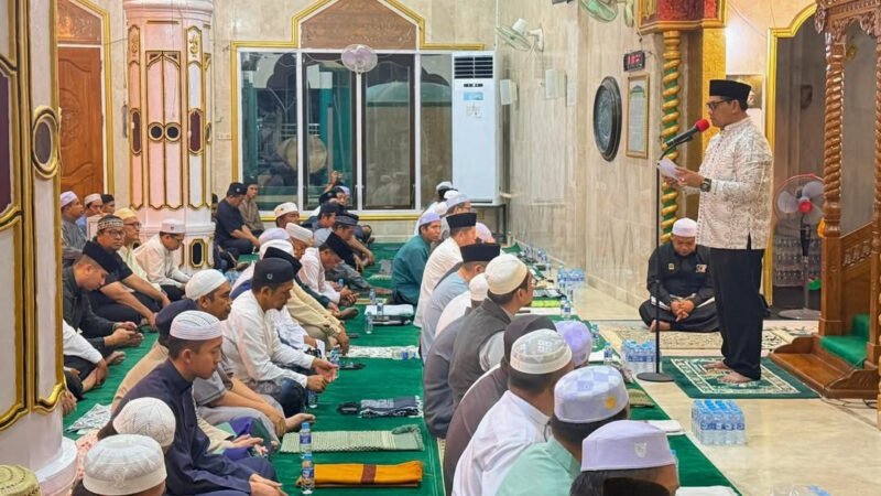 Lepas Atribut Jabatan, Bupati H. Shalahuddin Berbaur Dengan Warga Sholat Tarawih Berjamaah di Masjid Agung Al-Hidayah