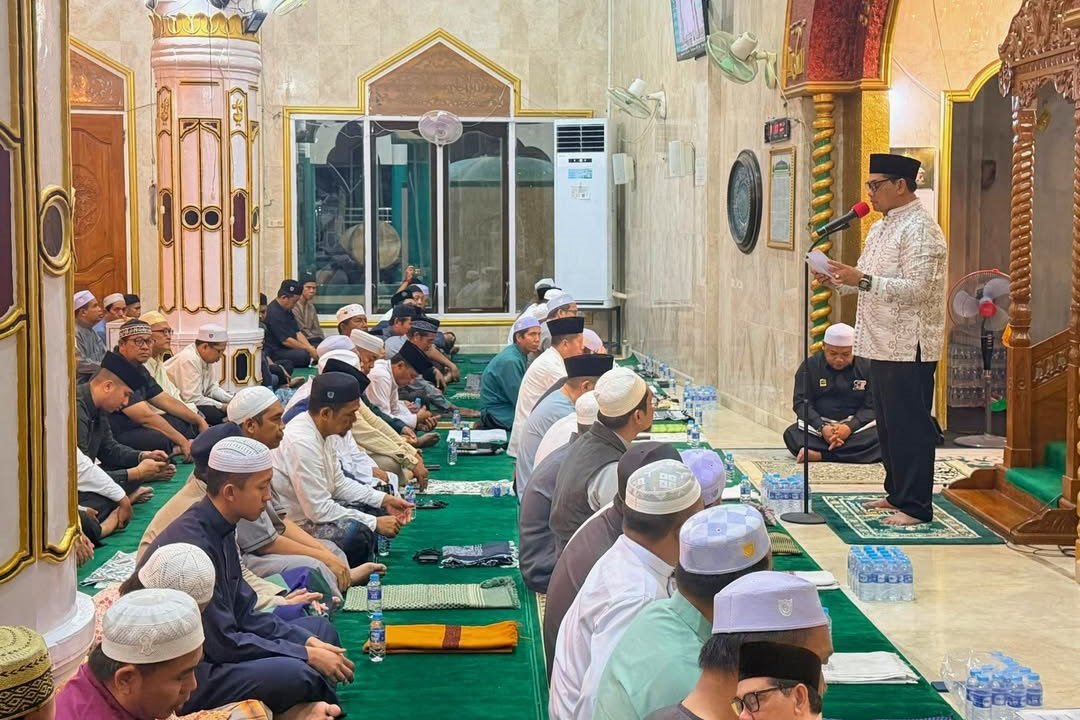 Lepas Atribut Jabatan, Bupati H. Shalahuddin Berbaur Dengan Warga Sholat Tarawih Berjamaah di Masjid Agung Al-Hidayah