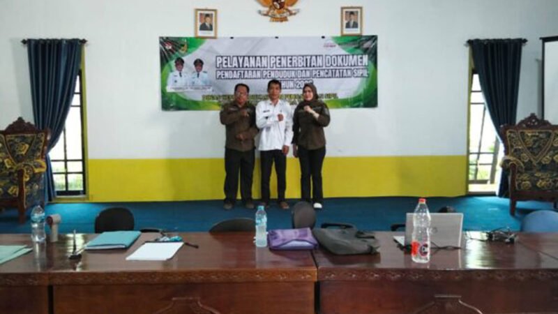 Layanan Jemput Bola, Dukcapil Barito Utara Lakukan Perekaman e-KTP dan Pelayanan KK di Desa Walur
