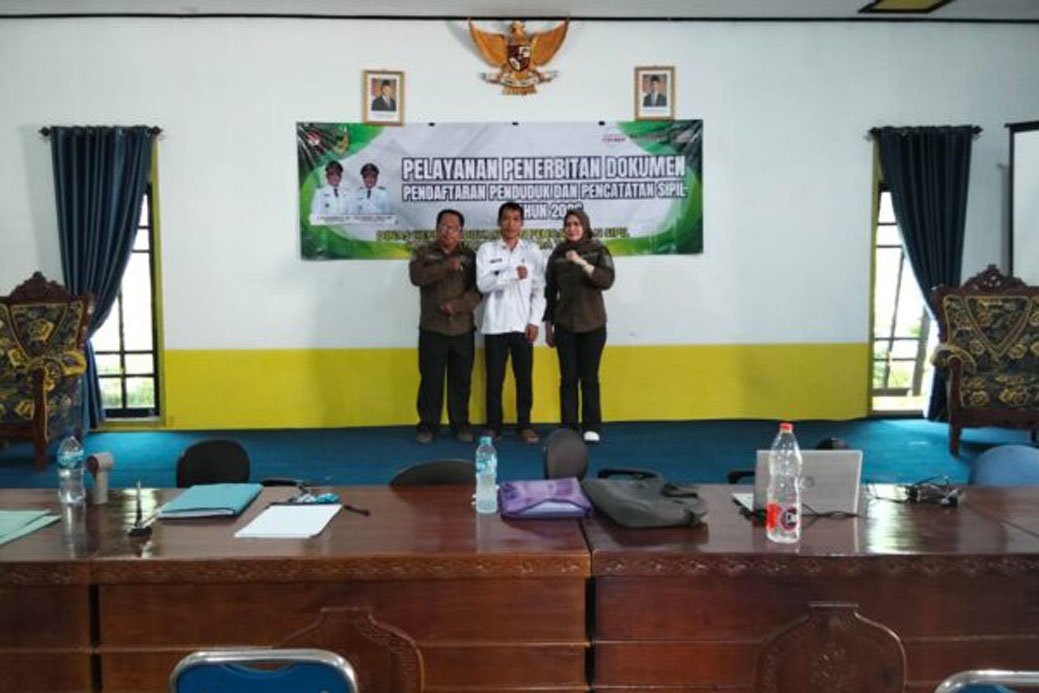 Layanan Jemput Bola, Dukcapil Barito Utara Lakukan Perekaman e-KTP dan Pelayanan KK di Desa Walur