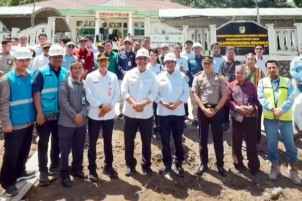 Percepat Pemerataan Infrastruktur, Bupati Barito Utara Resmikan Pemancangan Tiang Listrik Pertama di Desa Benangin II