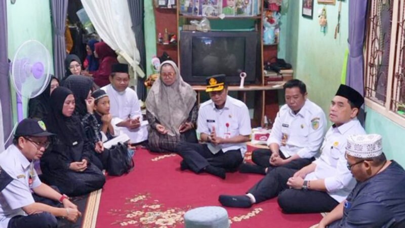 Bupati H. Shalahuddin dan jajaran Pimpinan Barito Utara Melayat ke Rumah Duka Pegawai BAPPERIDA